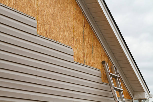 Professional Vinyl Siding technician working in Gum Spring, VA